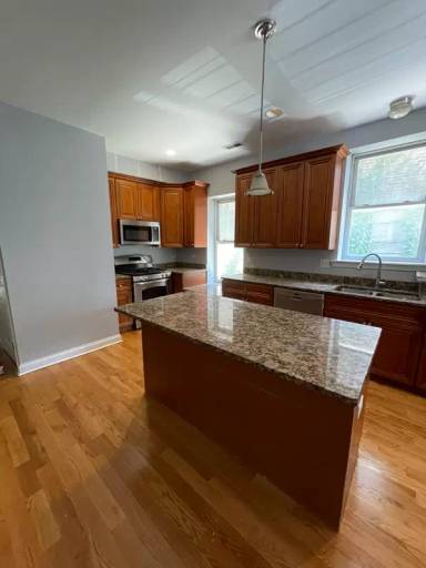 Main picture of 823 W Lawrence Ave