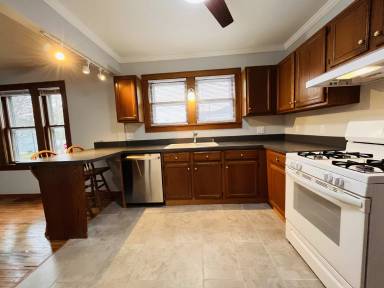 Main picture of 1062 W 4th St