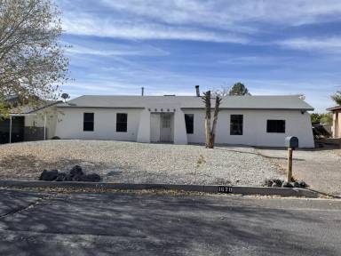 Main picture of 1670 Domain Loop SE