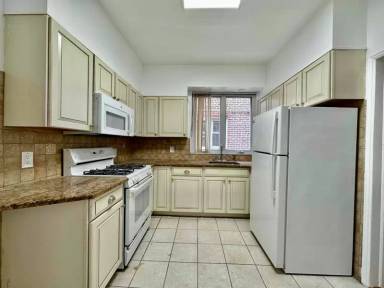 Main picture of 2850 E 197th St