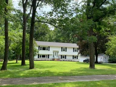 Main picture of 15 Sherwood Cir