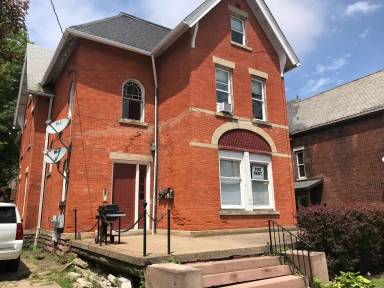 Main picture of 324 W 7th St