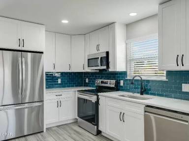 Main picture of 5206 Collins St