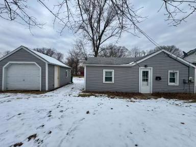 Main picture of 124 W 3rd St
