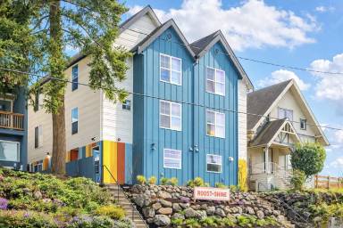 Main picture of 5612 Roosevelt Way NE