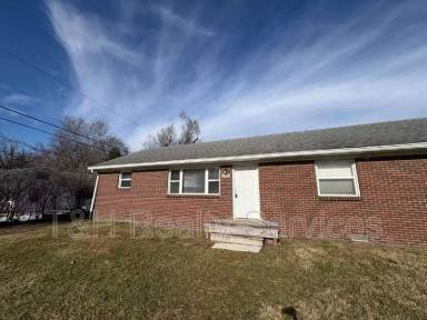 Main picture of 1608 W 58th St