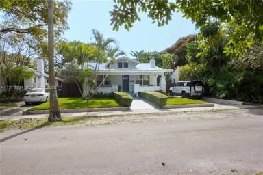 Main picture of 640 NE 71st St