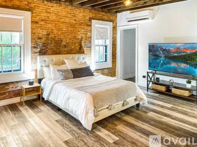 Main picture of 2 S Portland St