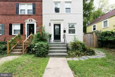 Main picture of 107 E Linden St