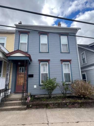 Main picture of 122 Center St