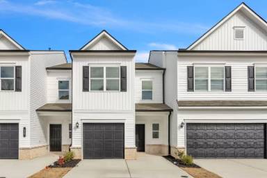 Main picture of 10 Lone Cypress St