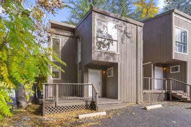 Main picture of 302 Pleasant St