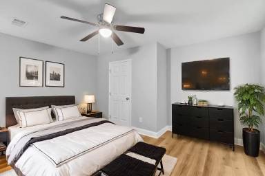 Main picture of 296 Oak St W