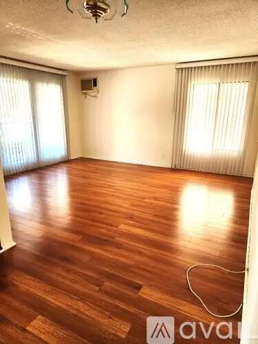 Main picture of 133 S Swall Dr