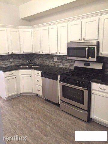 Main picture of 1445 W Roscoe St