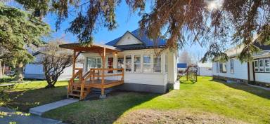 Main picture of 207 1st Ave E