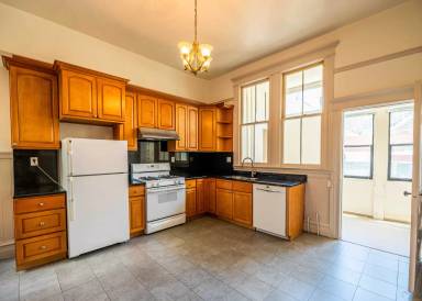 Main picture of 545 Green St