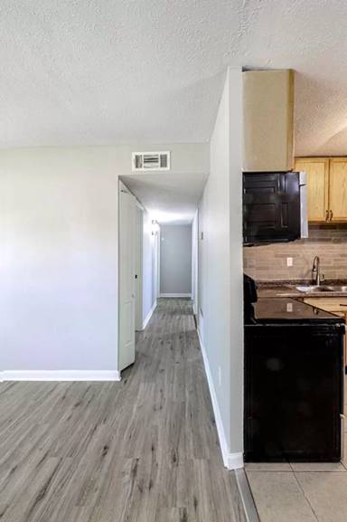 Main picture of 9625 Scarborough Ave