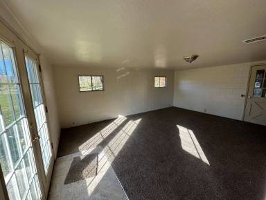 Main picture of 603 NW Santiam Blvd