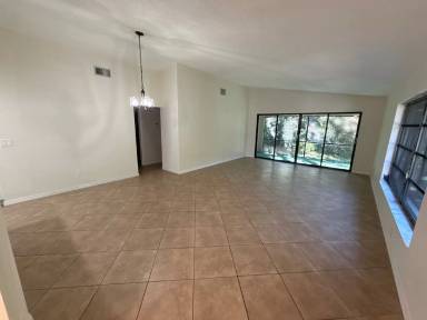 Main picture of 100 Golfview Dr