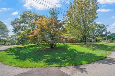 Main picture of 300 Hundred Oaks Dr