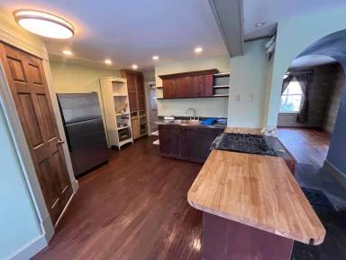 Main picture of 90 Elm St