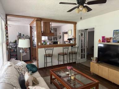 Main picture of 411 NW 25th St