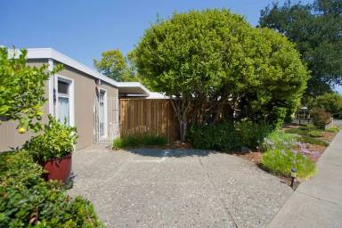 Main picture of 660 Webber St