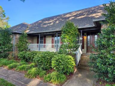 Main picture of 712 Wickwood Dr