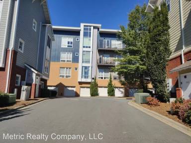 Main picture of 2200 Lyndhurst Ave