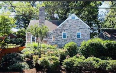 Main picture of 3433 Highwood Dr SE