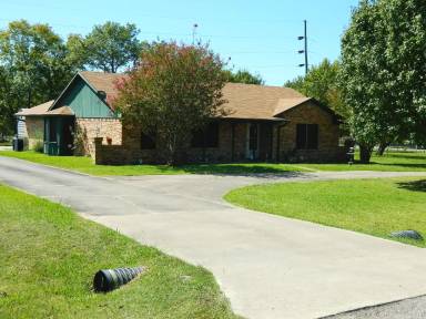 Main picture of 303 E Travis St