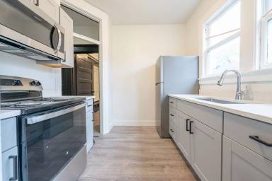 Main picture of 2417 NE Glisan St