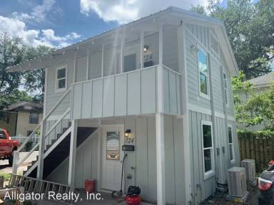 Main picture of 302 NW 7th Ter