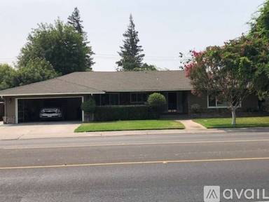 Main picture of 2716 W Benjamin Holt Dr