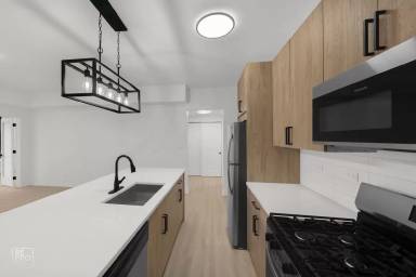 Main picture of 7717 N Sheridan Rd