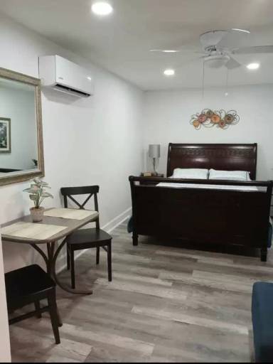 Main picture of 9999 Town N Country