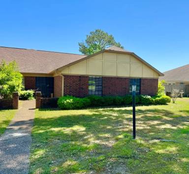 Main picture of 20 Fernwood Dr