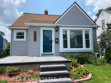 Main picture of 3855 Royal Ave