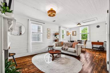 Main picture of 107 Line St
