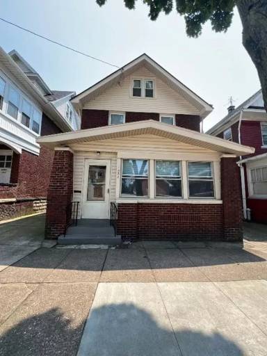 Main picture of 357 W 9th St