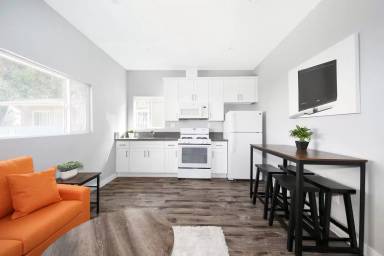 Main picture of 939 W 66th St