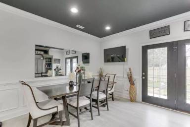 Main picture of 377 Leeland Ave