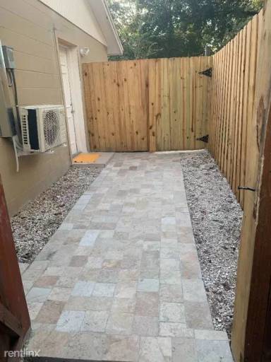 Main picture of 816 Regent Cir S