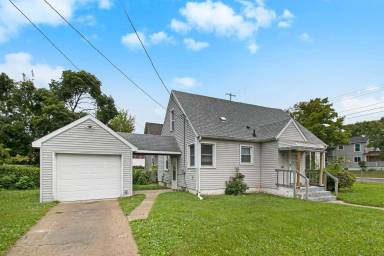Main picture of 902 W Lapeer St