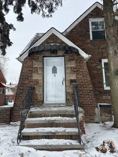 Main picture of 375 E 214th St