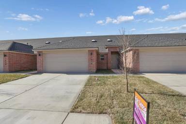 Main picture of 7618 Woodford Ave