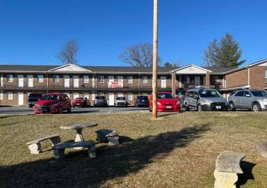 Main picture of 121 Lynn Rd