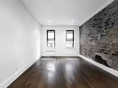 Main picture of 242 E 75th St