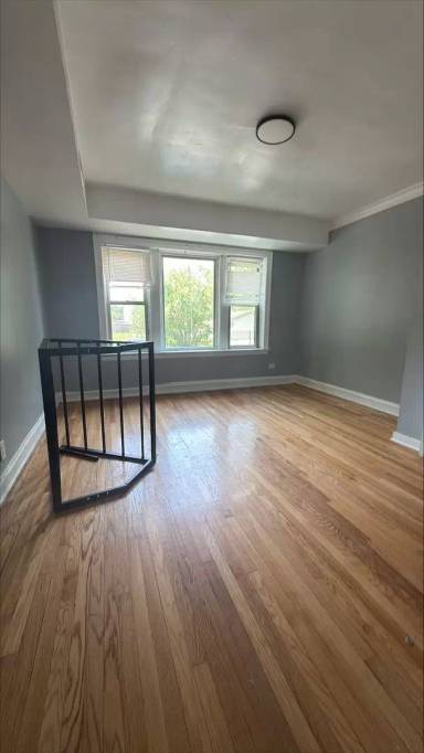 Main picture of 7609 S Drexel Ave